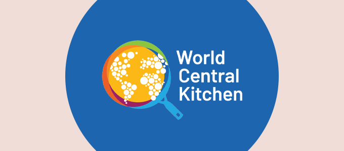 World Central Kitchen logo: een pan die eruit ziet als een wereldbol met de woorden "World Central Keuken" ernaast.