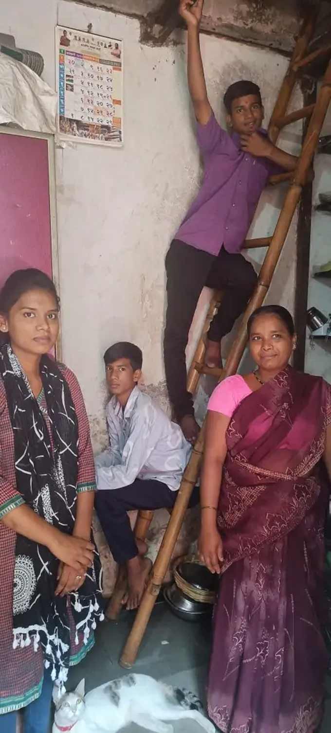 Priyanka poseert voor de camera naast haar familie
