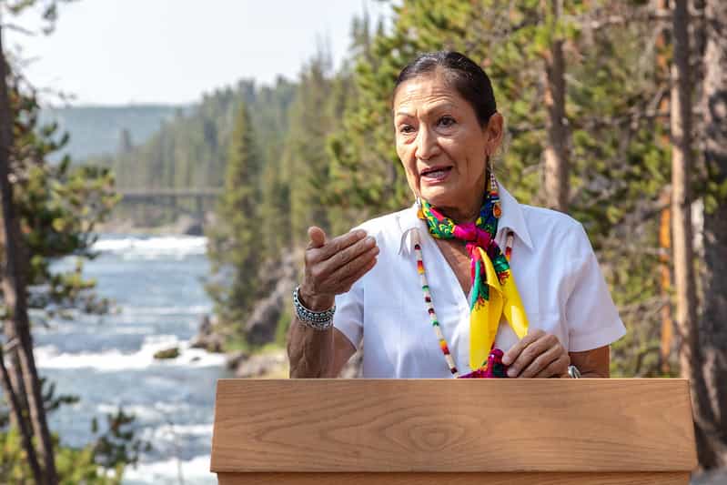 Secretaris Deb Haaland in Yellowstone