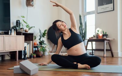 zwangere vrouw die yoga doet