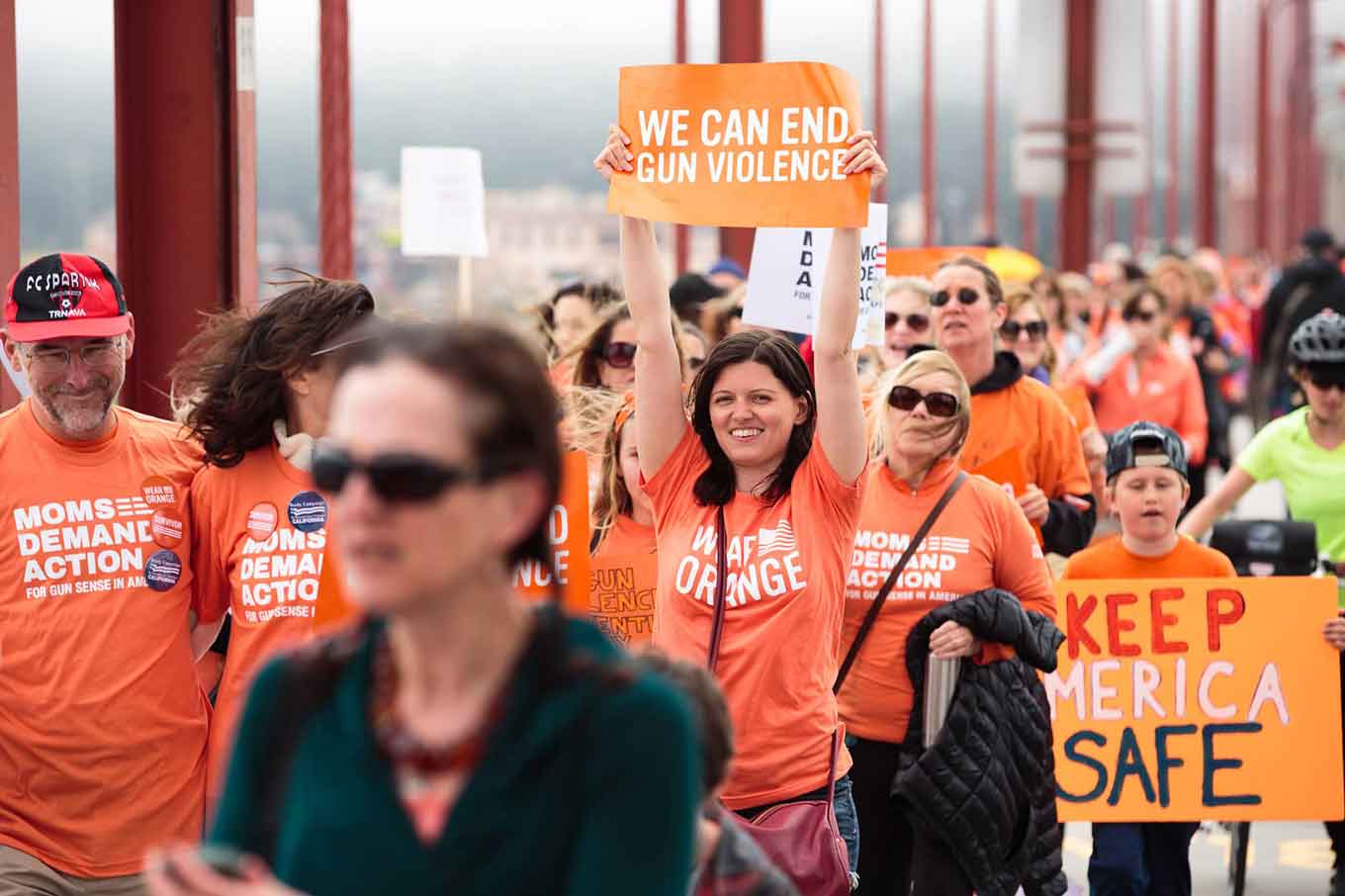 Een vrijwilliger van Moms Demand Action houdt een bord vast met de tekst: "We kunnen een einde maken aan wapengeweld" / Foto met dank aan Moms Demand Action
