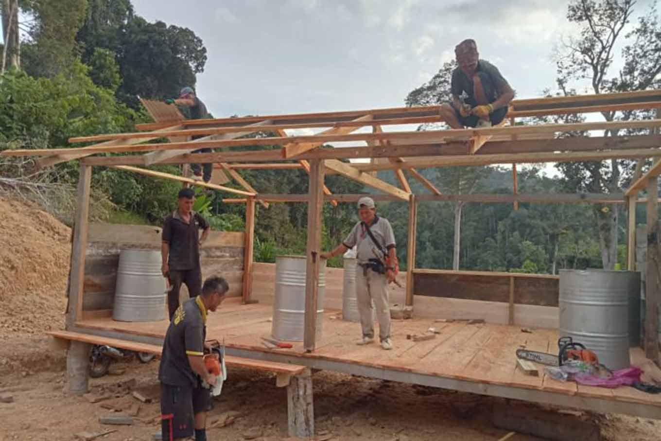 Een groep Penan-activisten bouwt een blokkadehuis