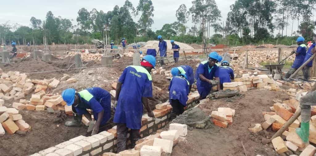 Oegandese arbeiders bouwen de academie in Kasasa Uganda - Tasca