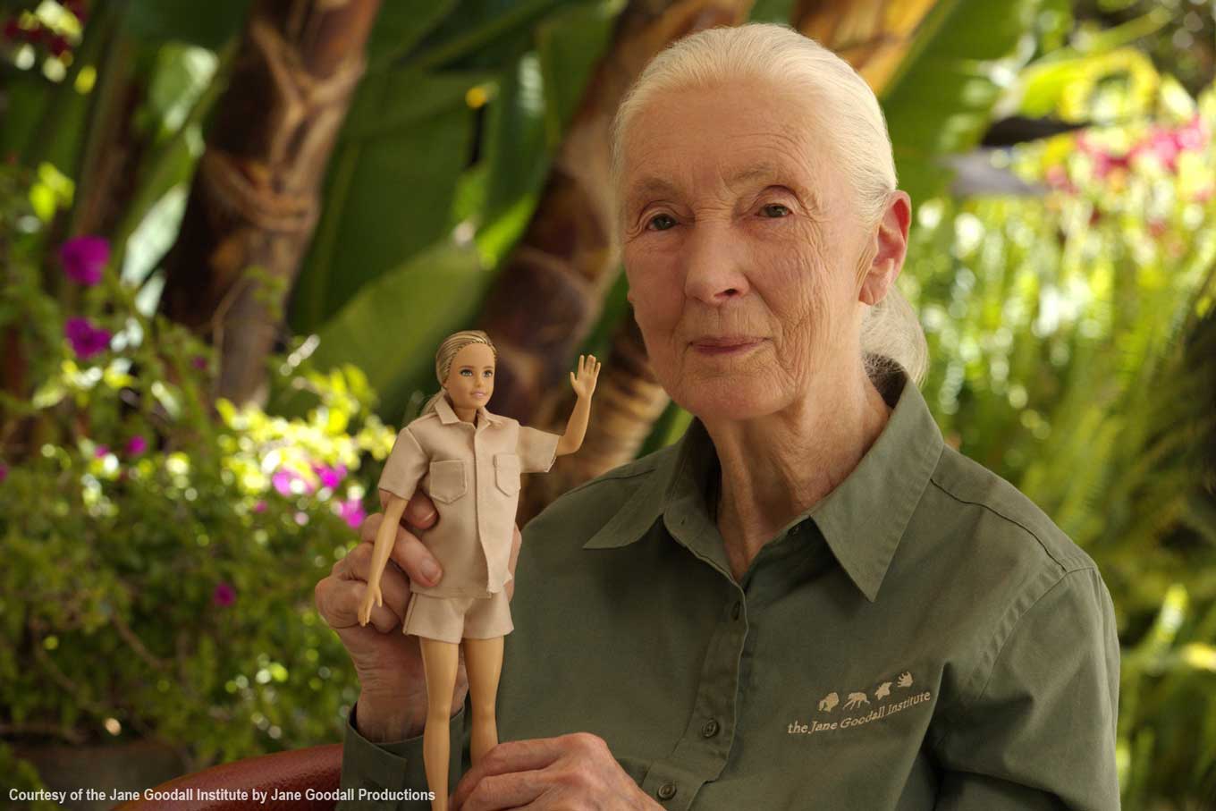 Jane Goodall met haar nieuwe Jane Goodall barbie, omringd door bomen