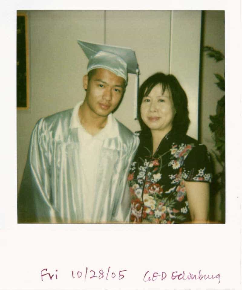 Jason Wang in een pet en jurk met zijn moeder - een polaroid met de tekst vr 10/28/05 GED Edinburg