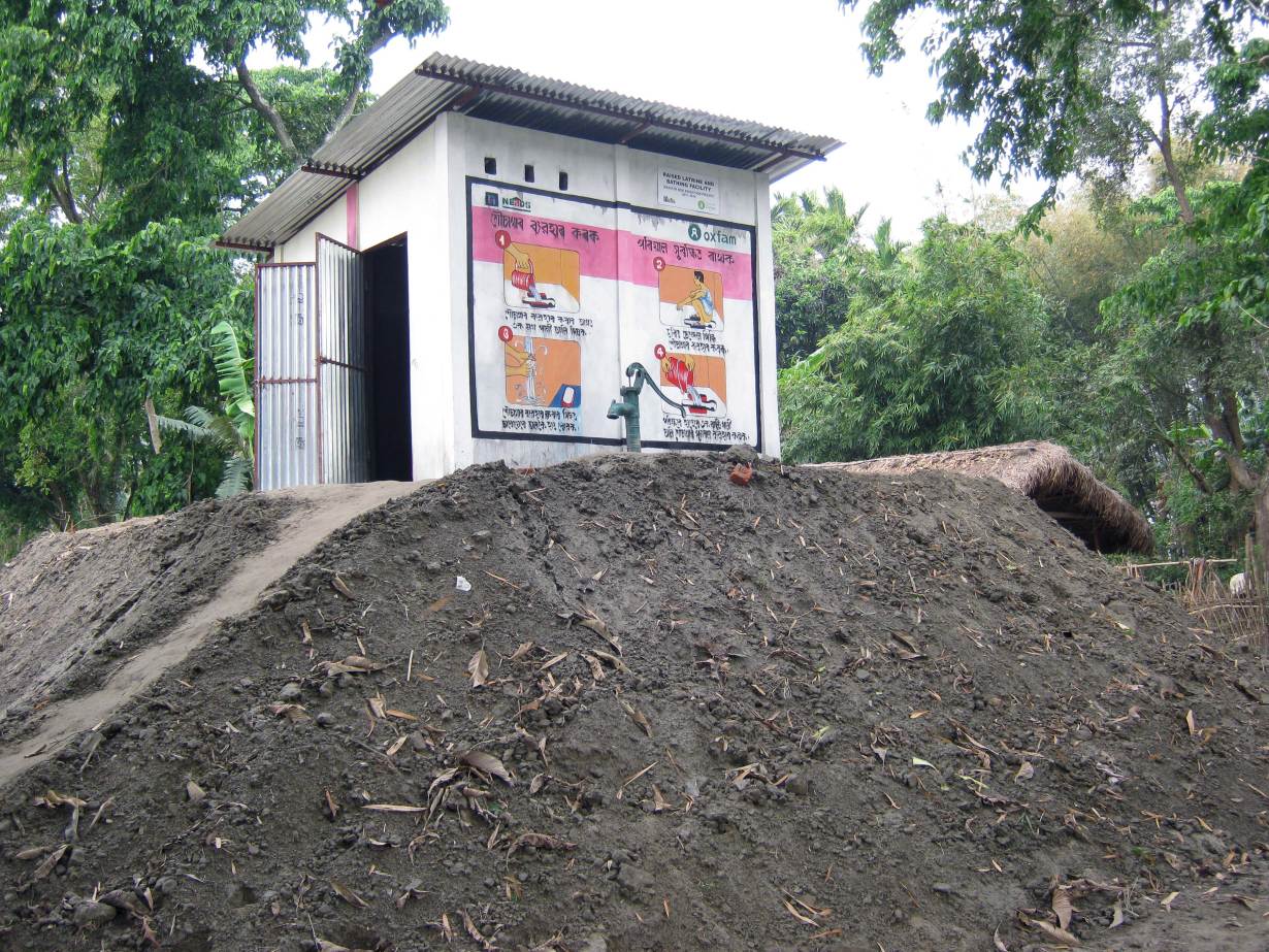 Een overstromingsbestendig toilet (in een klein gebouw) gebouwd door jongeren uit het lokale dorp WASH - staat bovenop een heuvel