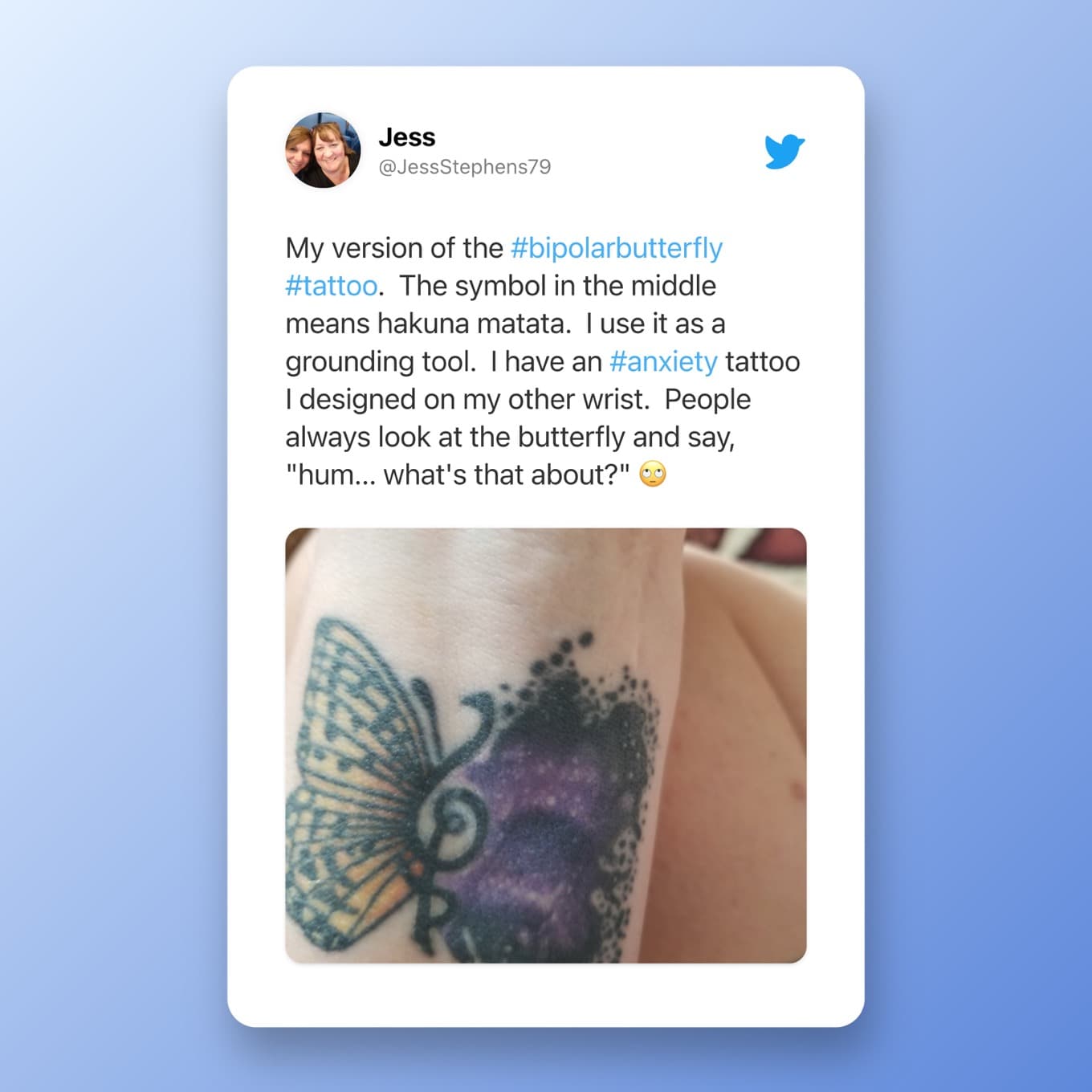 Mijn versie van de #bipolarbutterfly #tattoo.  Het symbool in het midden betekent hakuna matata.  Ik gebruik het als een aardingstool.  Ik heb een #anxiety tattoo die ik op mijn andere pols heb ontworpen.  Mensen kijken altijd naar de vlinder en zeggen: "brommen... waar gaat dat over?" 🙄