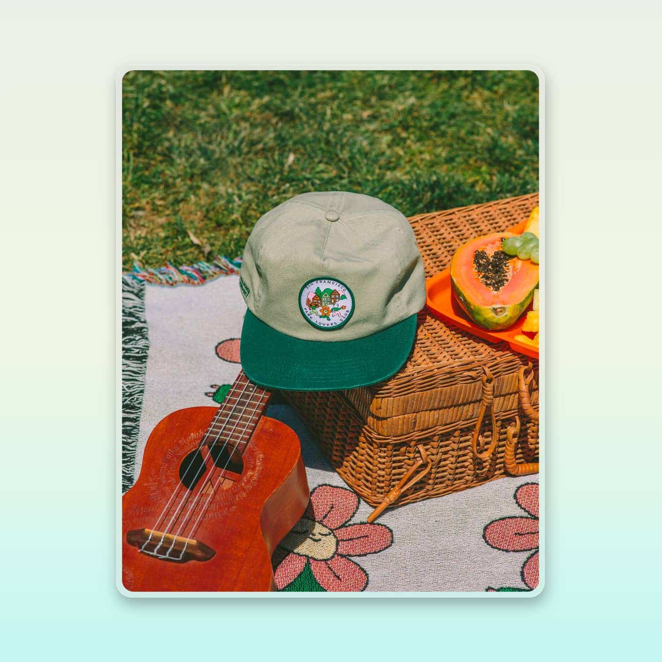 Klassieke hoed met een groene snavel, uitgestald op een picknick