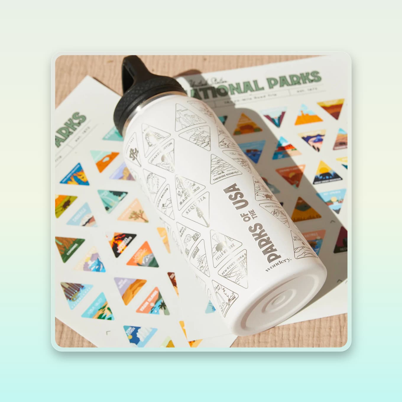Waterfles met bedrukte driehoeken voor elk nationaal park - en een stickerpakket dat kan worden gebruikt om de parken die je hebt bezocht te markeren