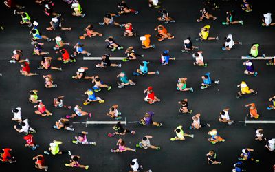 Marathonlopers die op verharde weg lopen