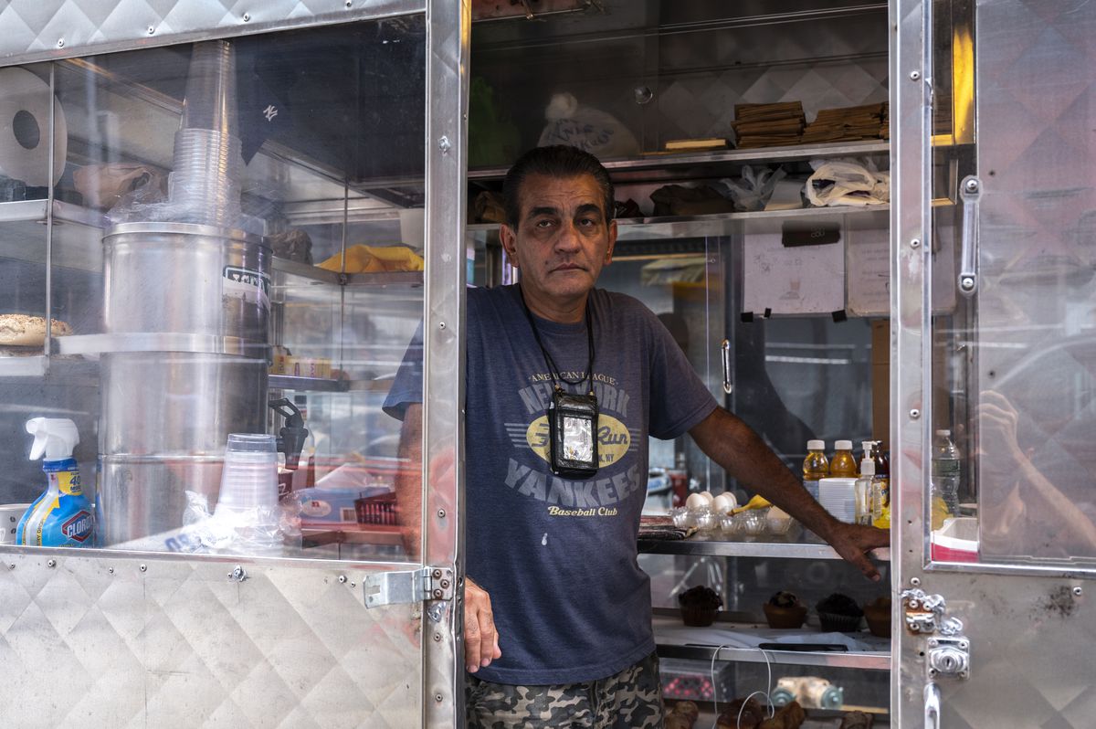 Bashir Saleh in zijn koffie- en gebakkarretje op West 43rd Street, op een steenworp afstand van het Hard Rock Café.
