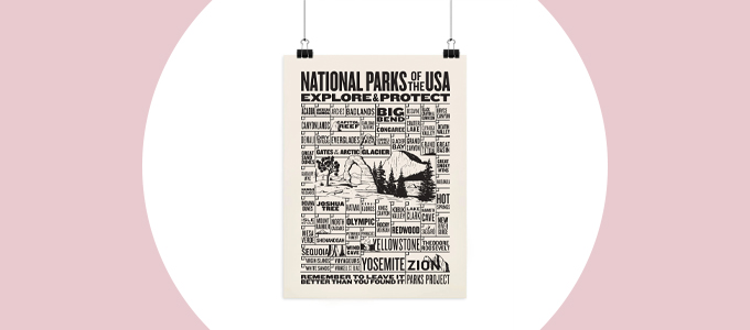 Een zwart-wit poster met de titel "Nationale parken van de VS: Explore &Protect" hangt aan twee binderclips en touw. Op de poster staan de namen van alle nationale parken in de VS vermeld.