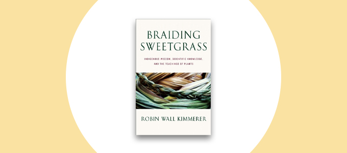 Een afbeelding van de "Zoetgras vlechten" boekomslag. Op de cover staat een close-up afbeelding van gevlochten sweetgrass.
