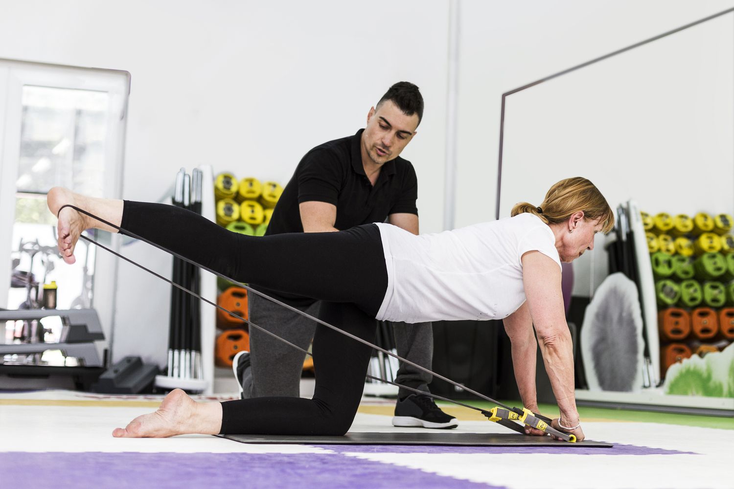 Senioren vrouw die weerstandsbanden gebruikt