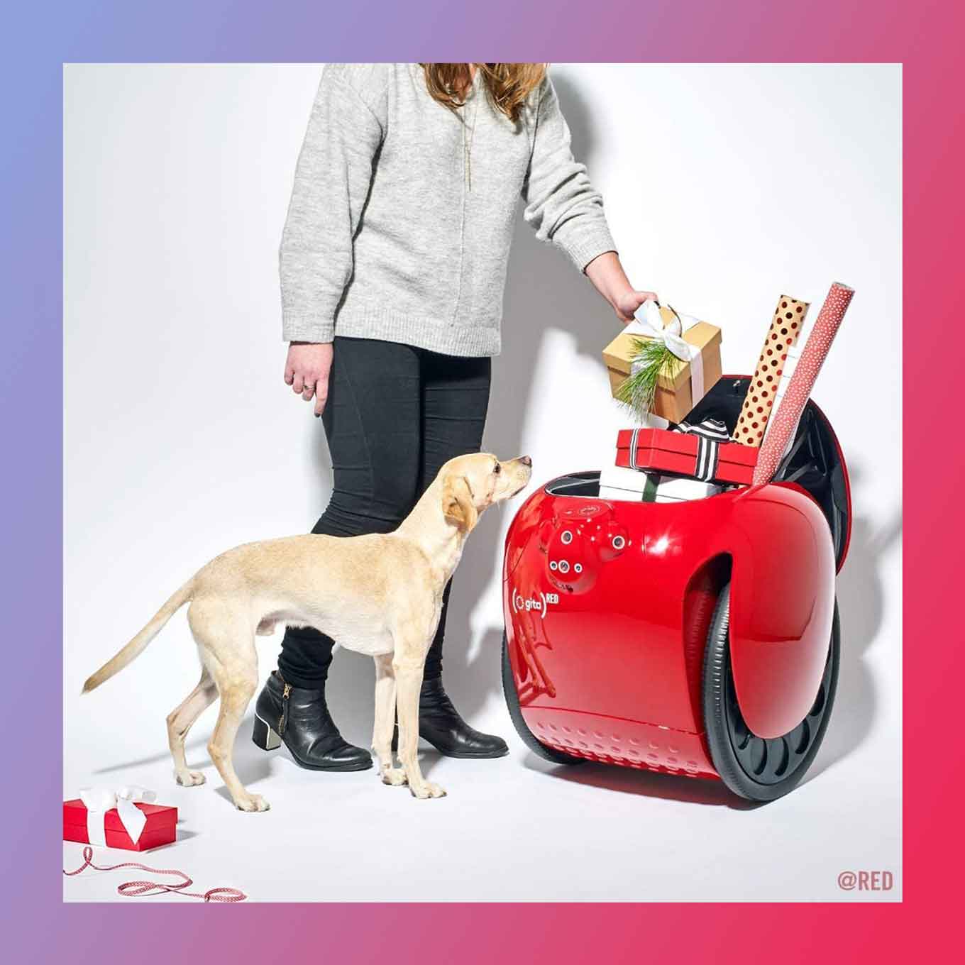 Een rode robot met wielen gevuld met cadeautjes