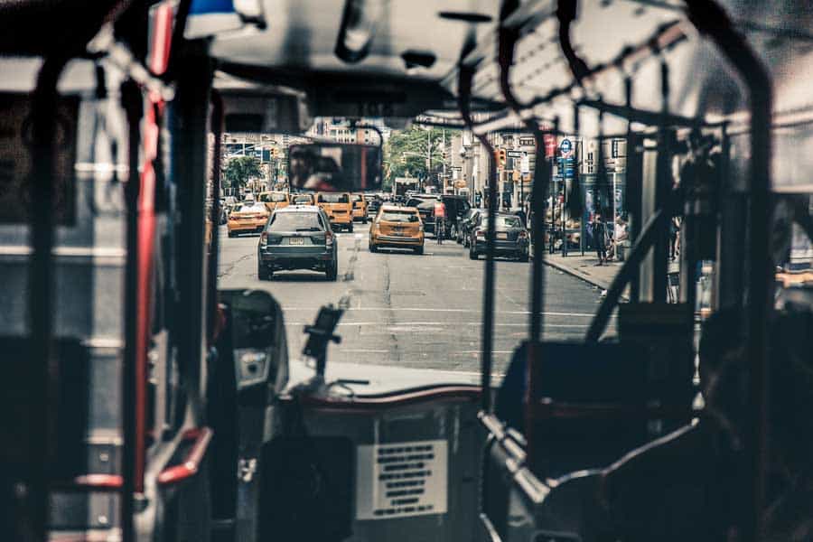 Het uitzicht vanuit een bus in New York City