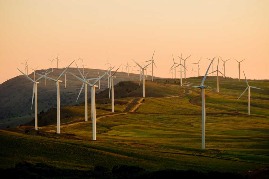 Windturbines bij zonsondergang op een heuvel in Californië
