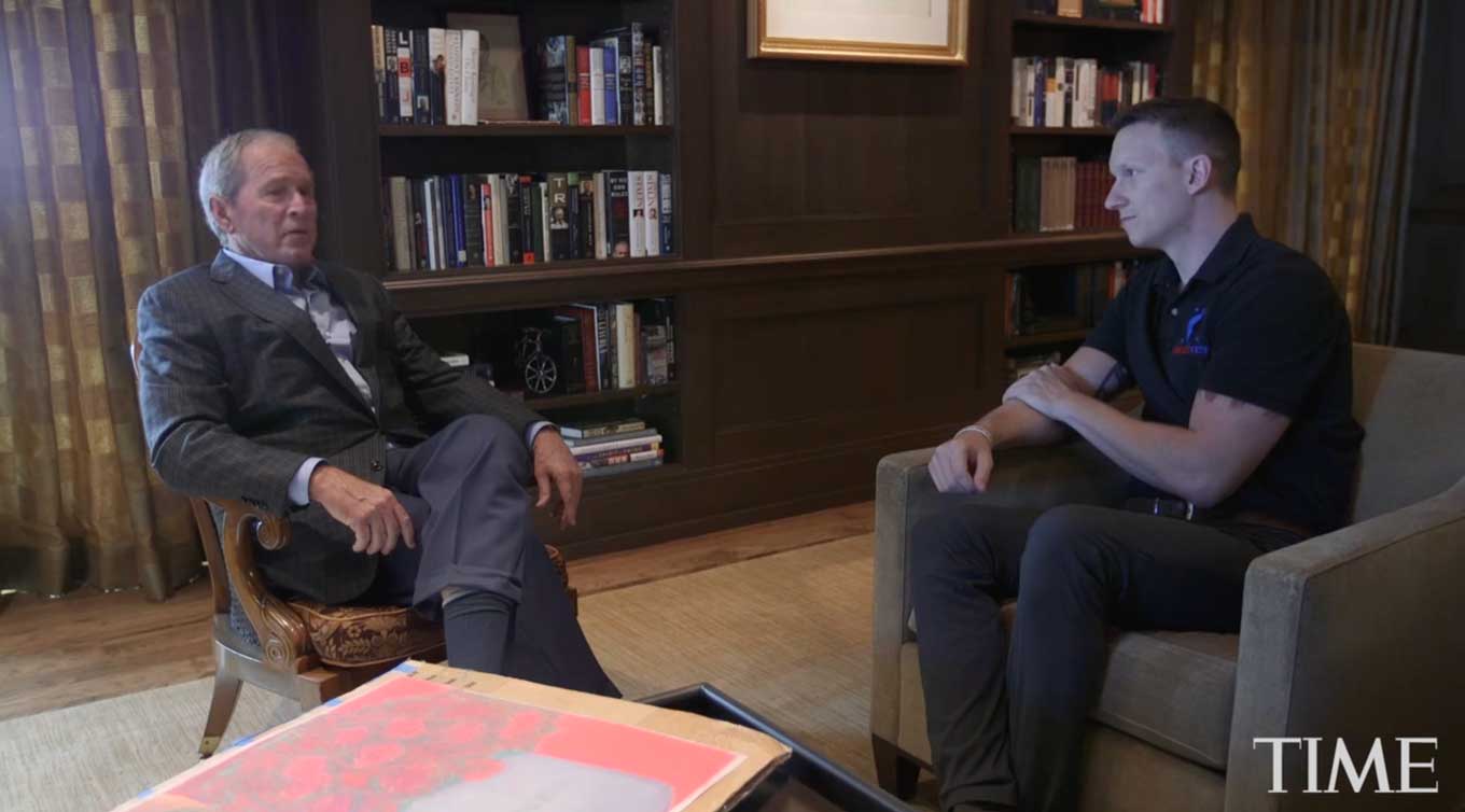 President George W. Bush en CreatiVets-oprichter Richard Casper spreken in een bibliotheek