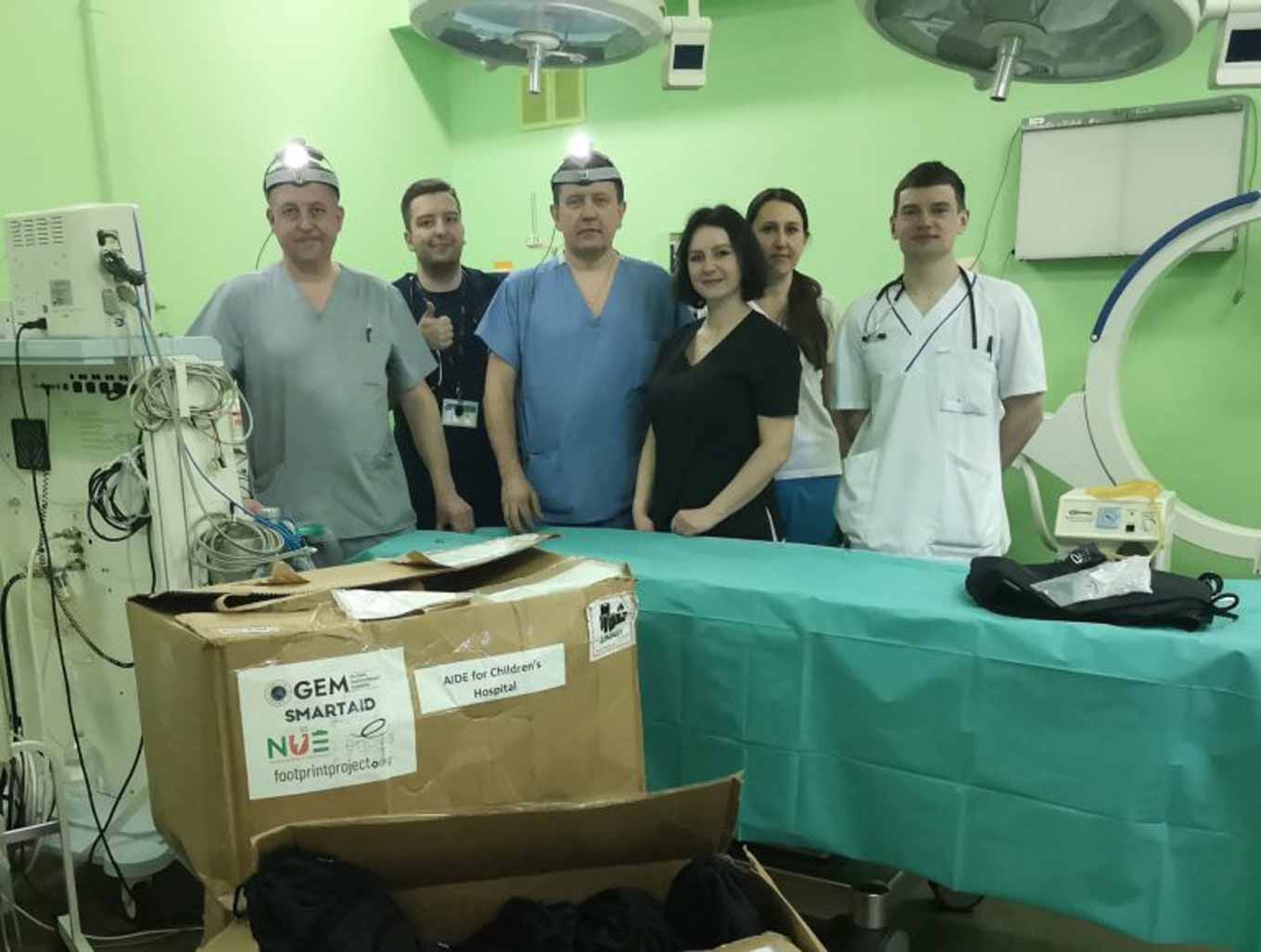 Een team van artsen en verpleegkundigen in een ziekenhuis poseert voor de camera