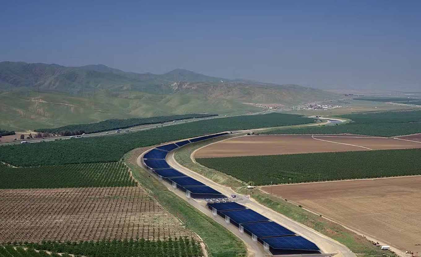 Een gesmolten zonnekanaalsysteem op een van de kanalen van Californië