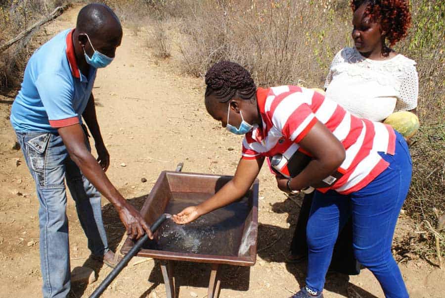 Keniaanse boeren pompen water in een kruiwagen met behulp van zonne-energie