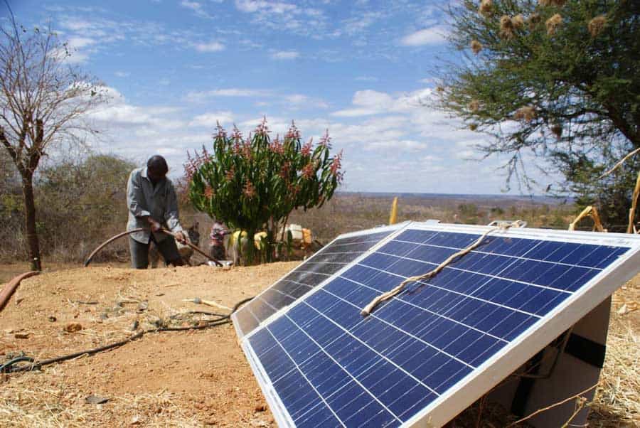 Zonnepanelen in de zon in Kenia, helpen om water te pompen voor de landbouw