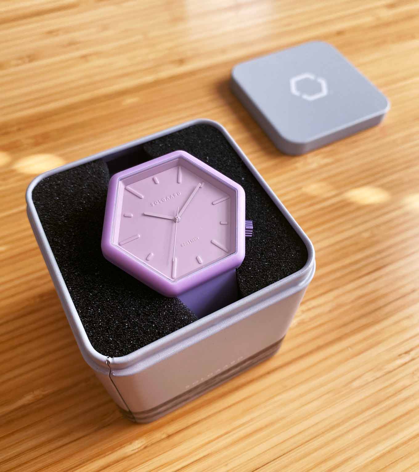 Lila, minimalistisch Solgaard horloge met zeshoekige vorm