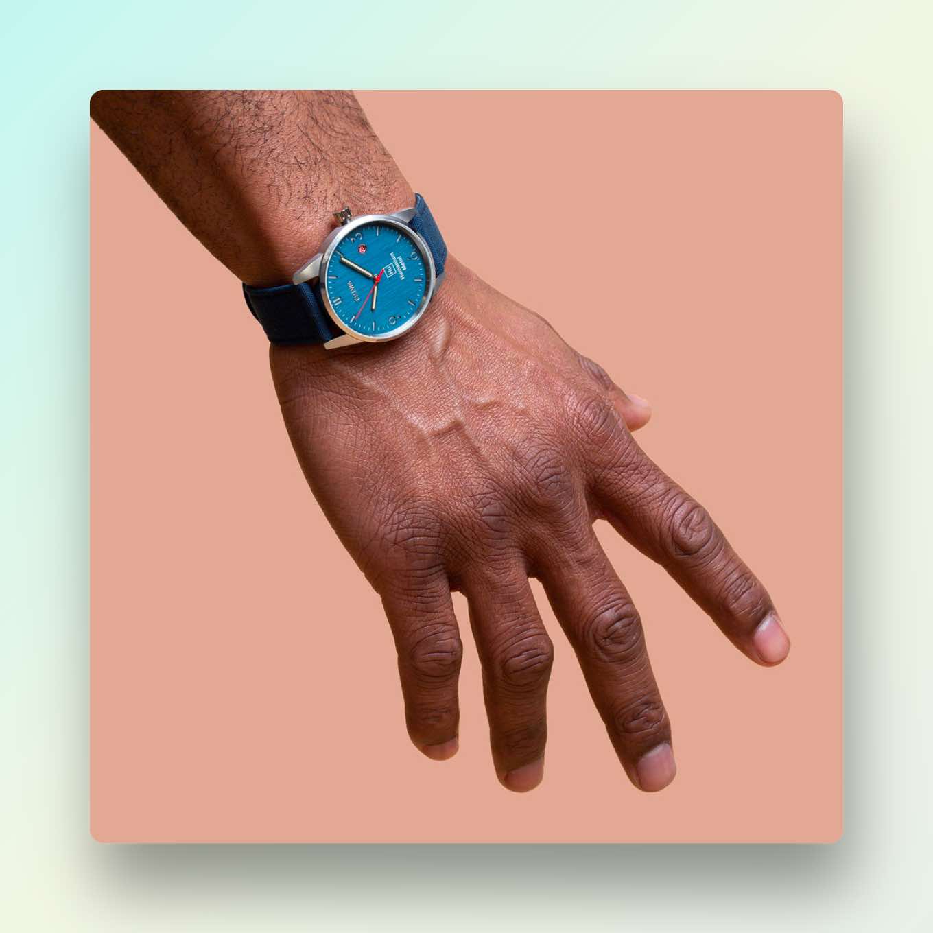 Hand van de persoon met een blauw duurzaam horloge