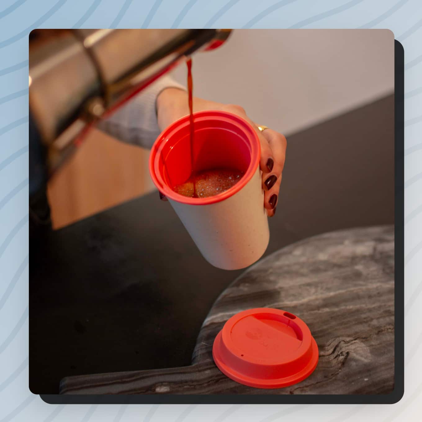 Koffie schenken in een herbruikbare mok