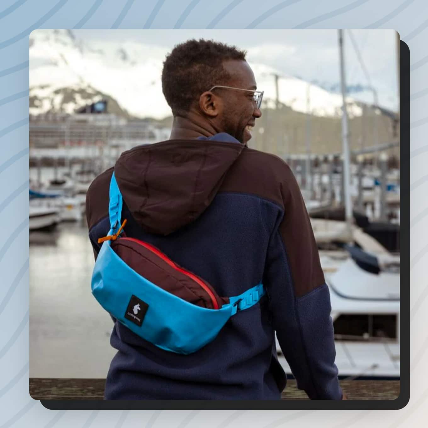 Een man met een cross body bag 