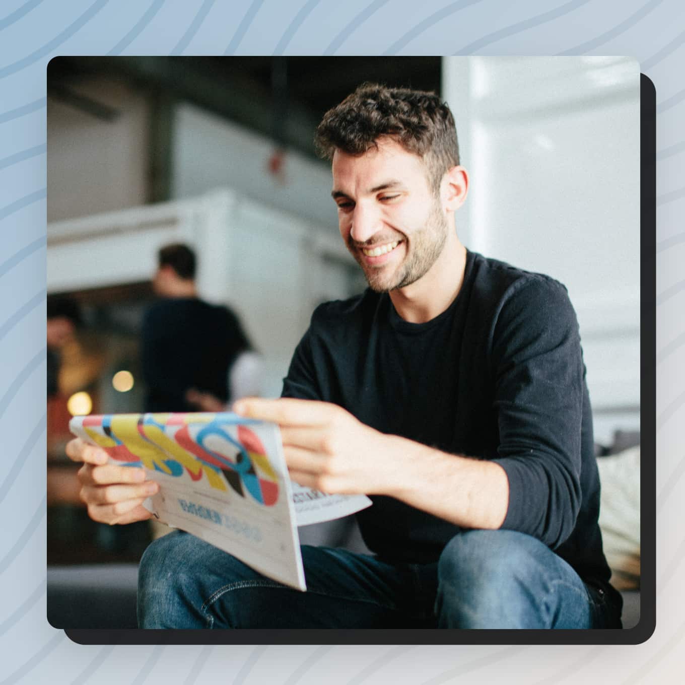 Een man die een krant leest vol goed nieuws
