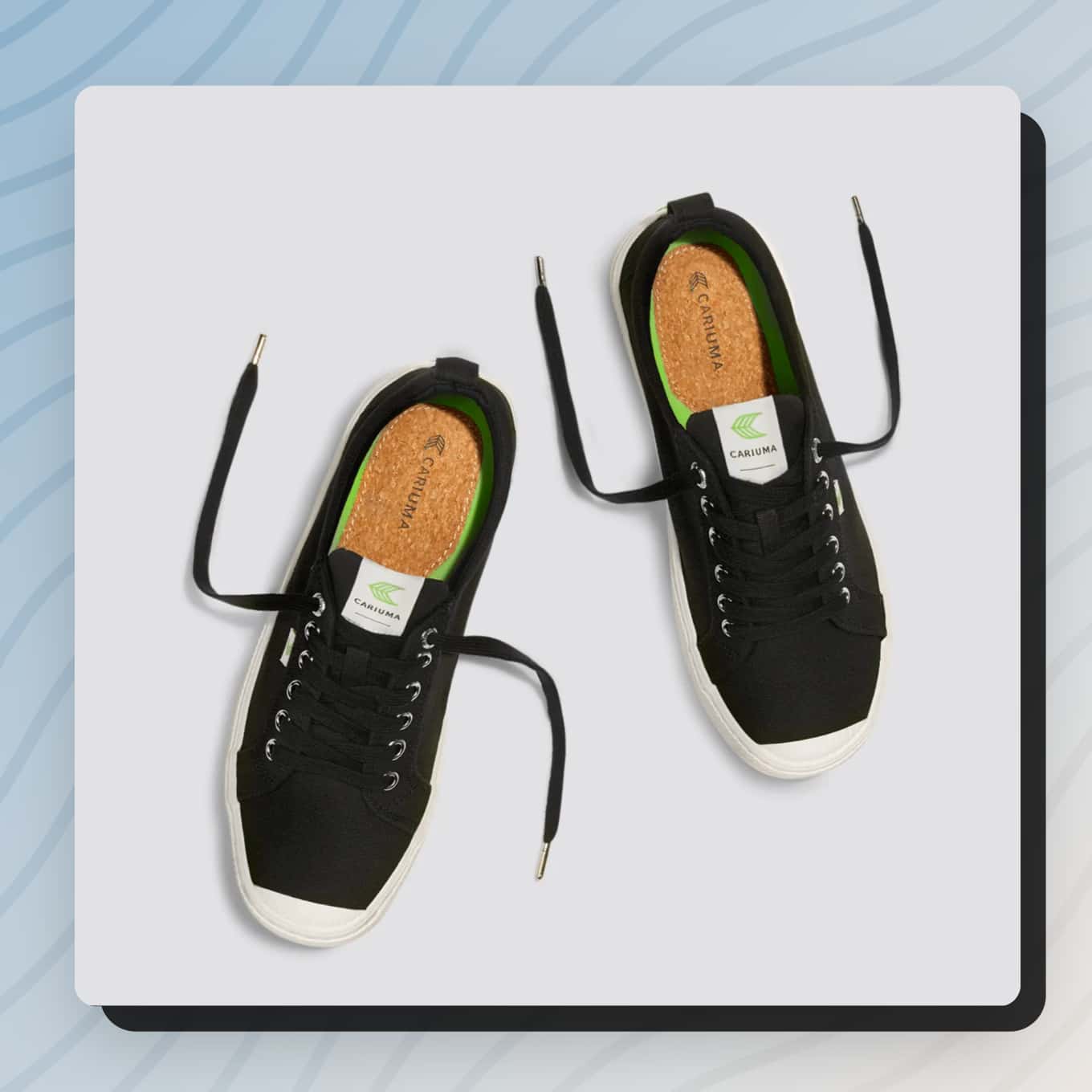 Uitzicht van bovenaf op zwarte CARIUMA canvas schoenen