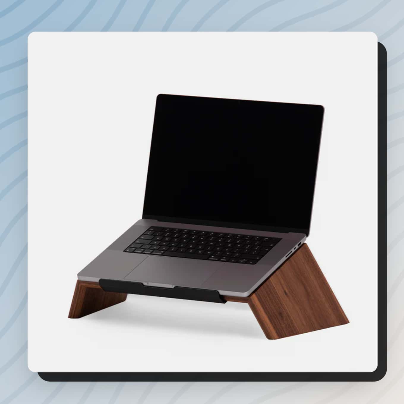 Een houten laptopstandaard in een unieke vorm