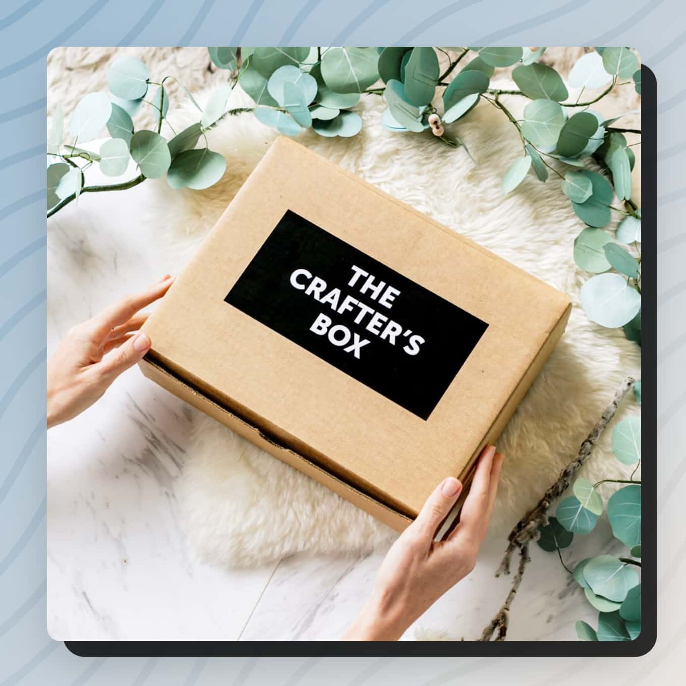 Een persoon die een doos opent met de tekst The Crafter's Box