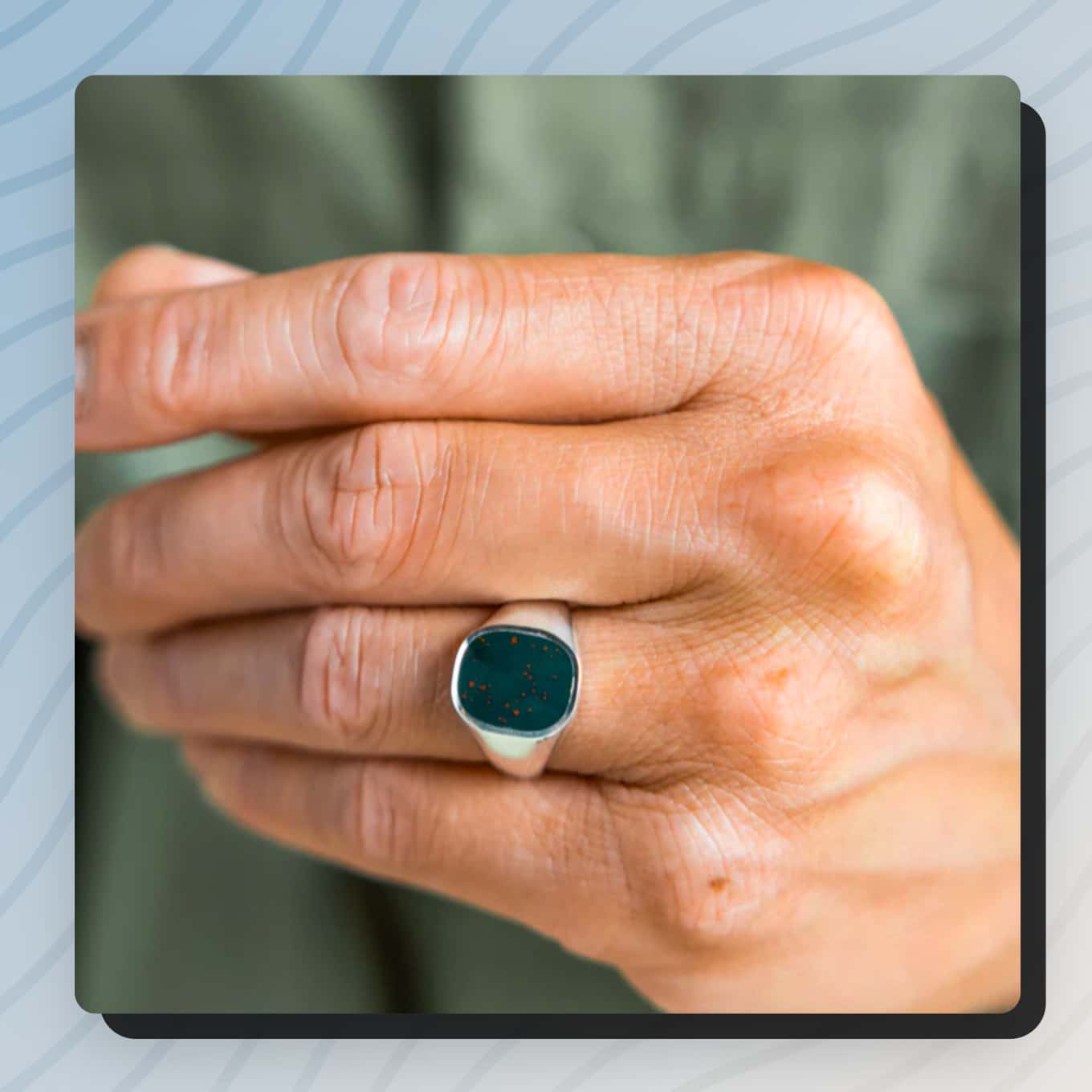Een close-up van een man die een ring draagt
