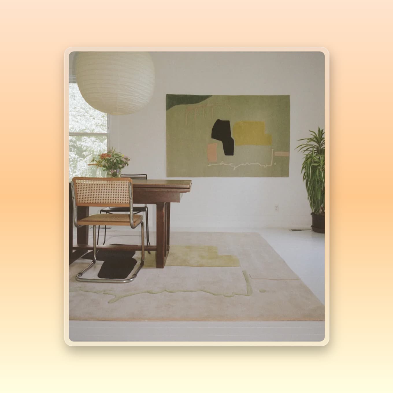 Een vloerkleed in een eetkamer en een vloerkleed dat als kunst aan de muur hing