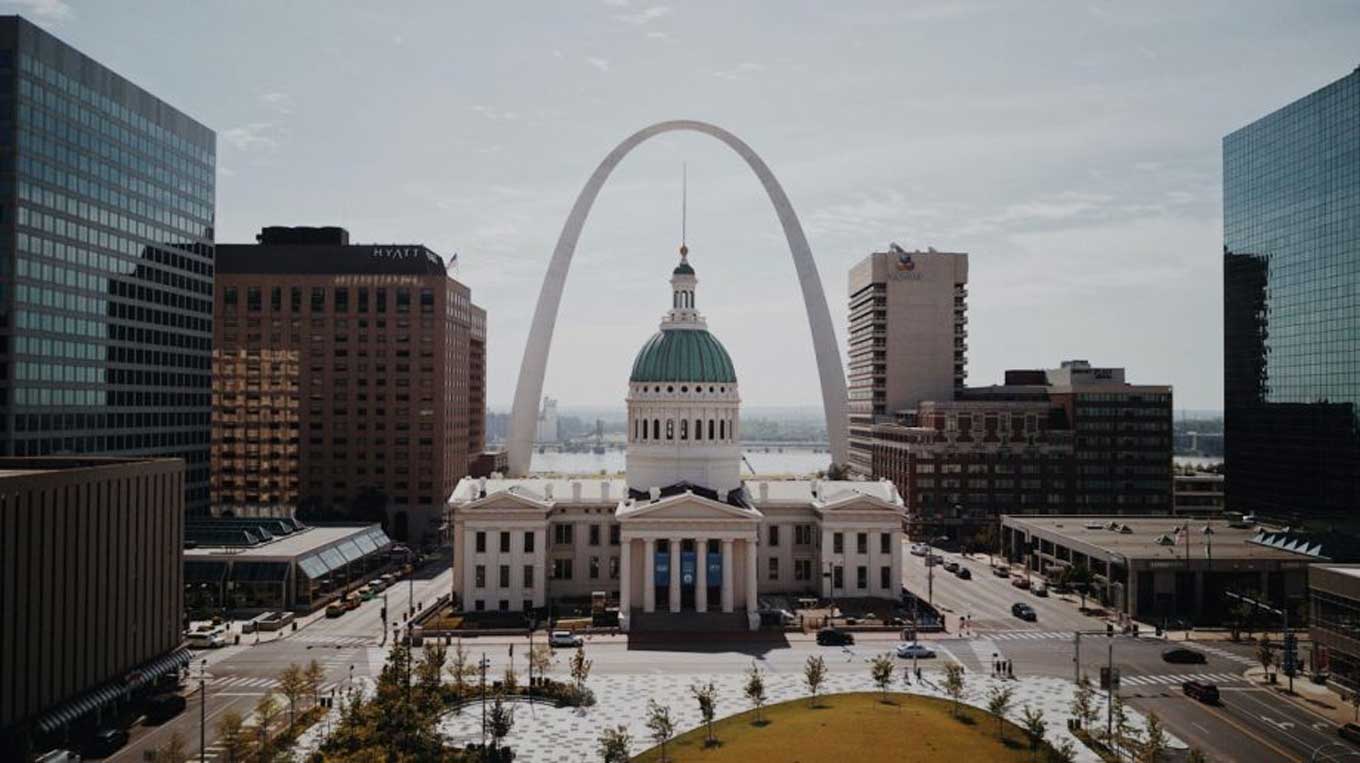 Het Gerechtsgebouw van St. Louis centreert de foto terwijl het wordt omringd door andere gebouwen