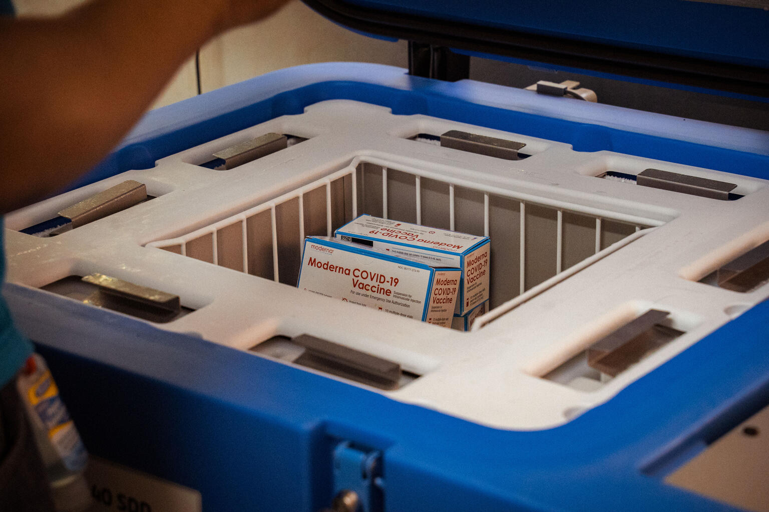 Een blauwe koelkast op zonne-energie ziet eruit als een mooie koeler - en bevat twee dozen van het Moderna COVID-19-vaccin