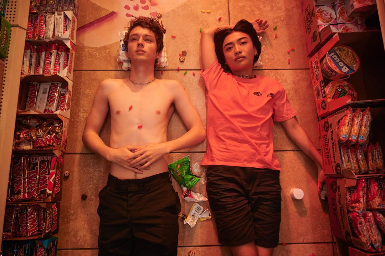 Een still uit de film 'Three Months', met Troye Sivan, die Caleb speelt, en Brianne Tju, die Dara speelt, liggend op de vloer van een supermarkt.