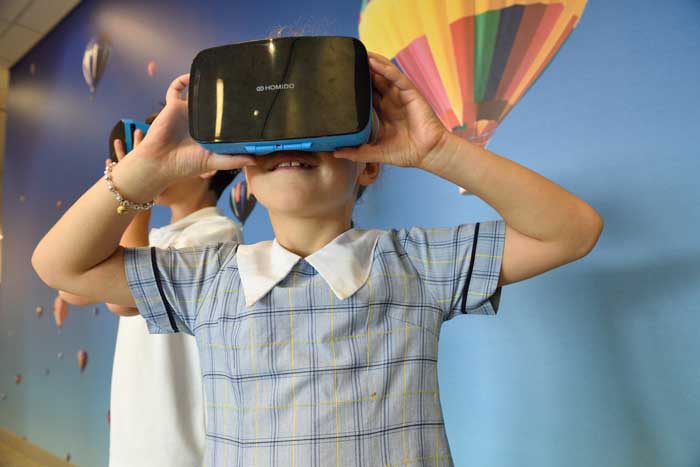Kind met virtual reality-headset en glimlachend