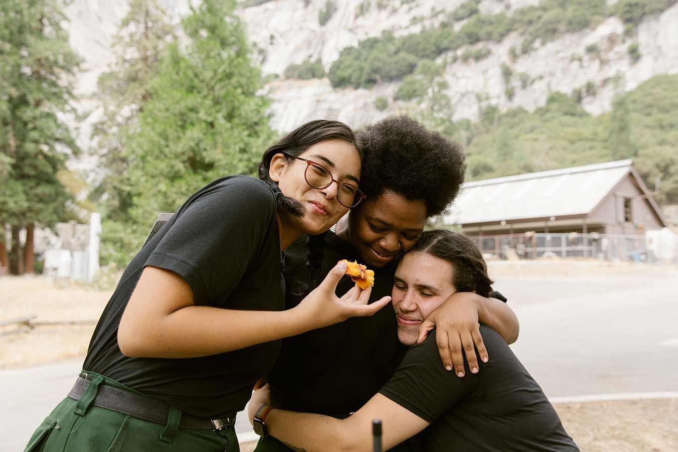 Marlene, Tricia en Guadalupe delen een knuffel