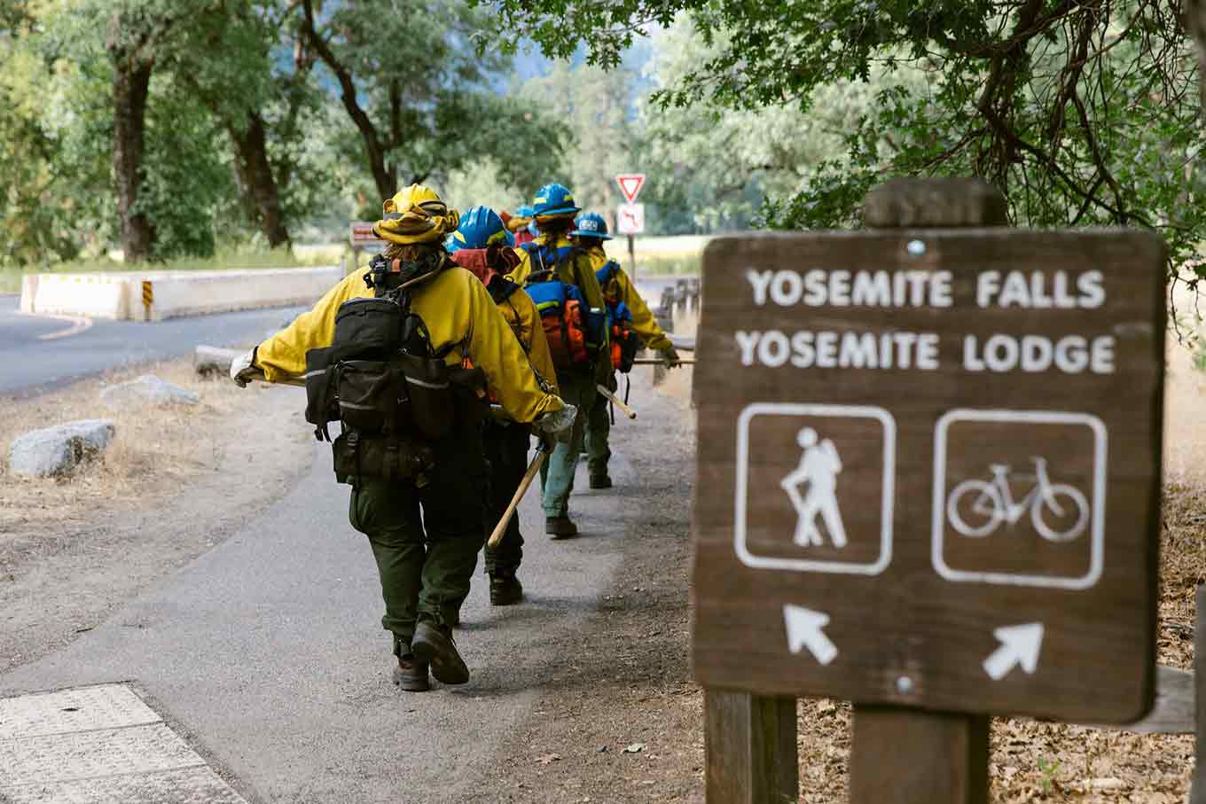 De volledig vrouwelijke brandweerploeg loopt samen in een rij in Yosemite National Park
