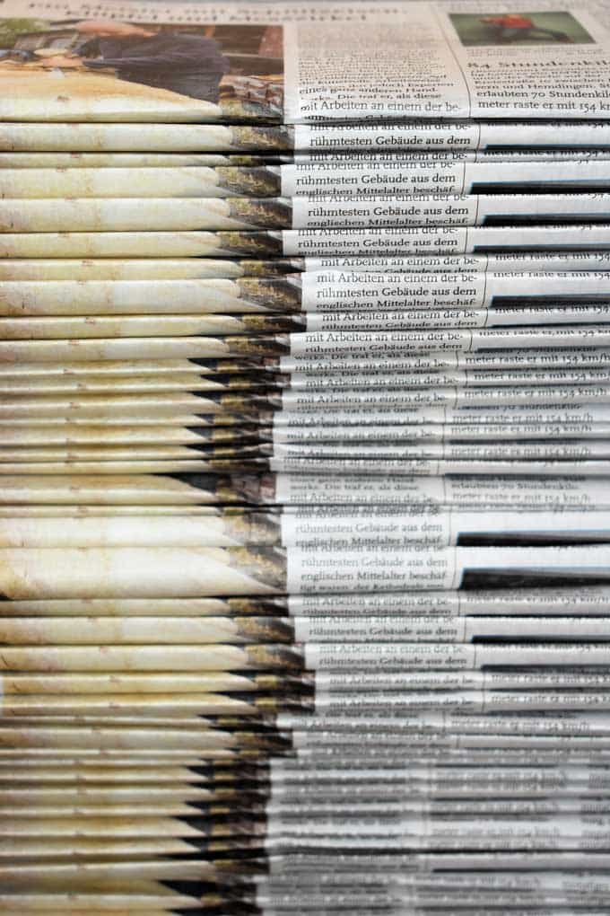 Stapels gedrukte kranten