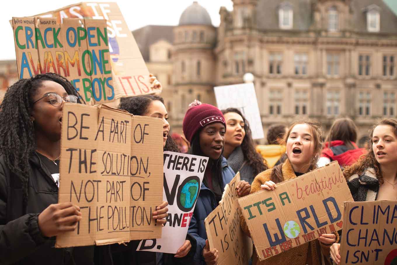 Jonge vrouwen met klimaatprotestborden
