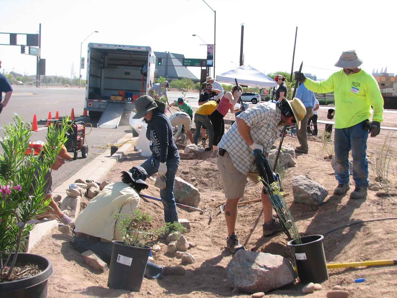 Mensen die werken aan milieu-inspanningen in Tempe, Arizona
