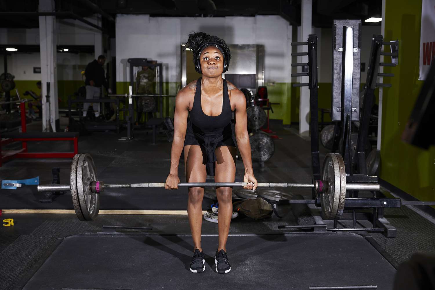 vrouw die stijve benen deadlift uitvoert