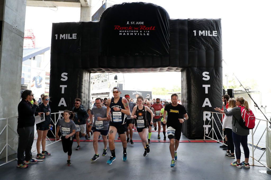 Deelnemers lopen tijdens de St. Jude Rock 'n' Roll Nashville Marathon