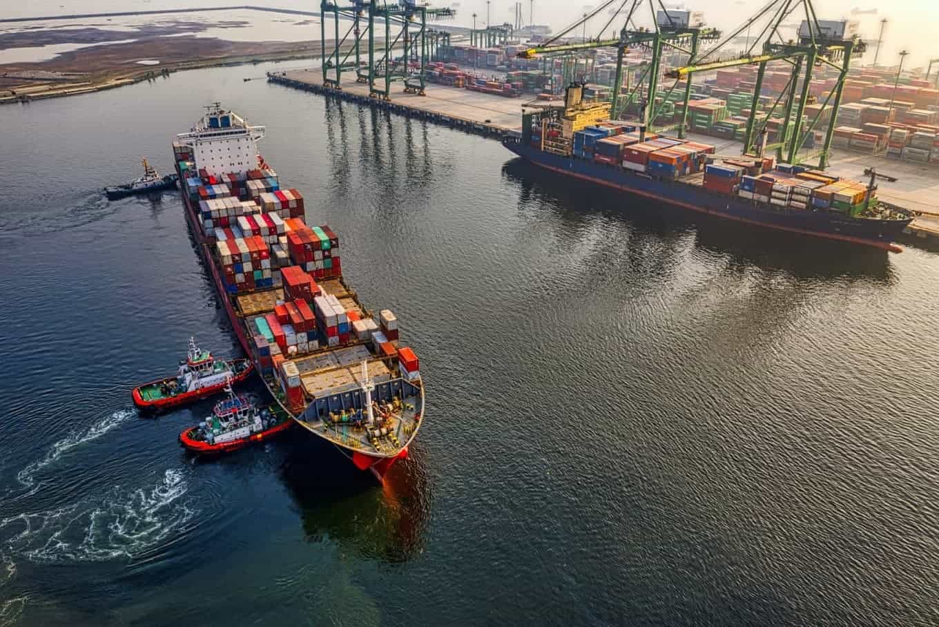 Containervrachtschepen duurzaam verschepen in een haven