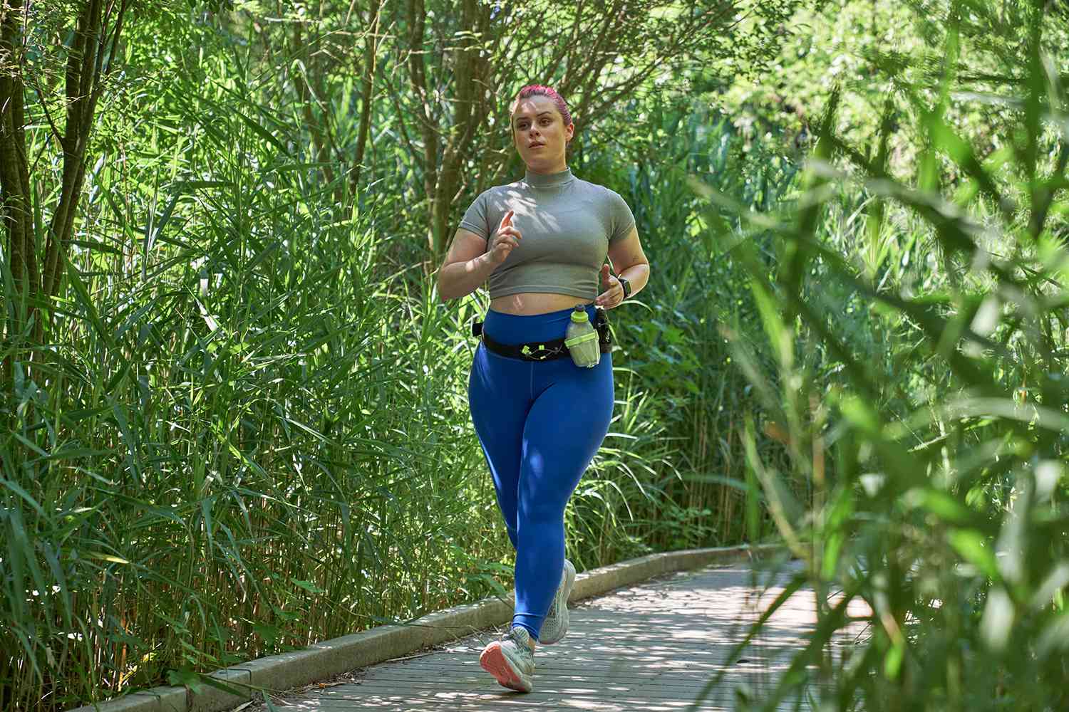 vrouw die loopt in parktraining voor marathon