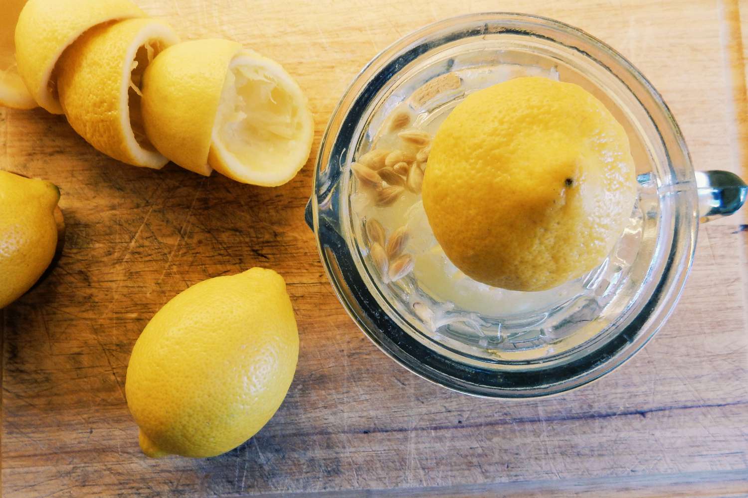een halve citroen die wordt geperst op een citruspers